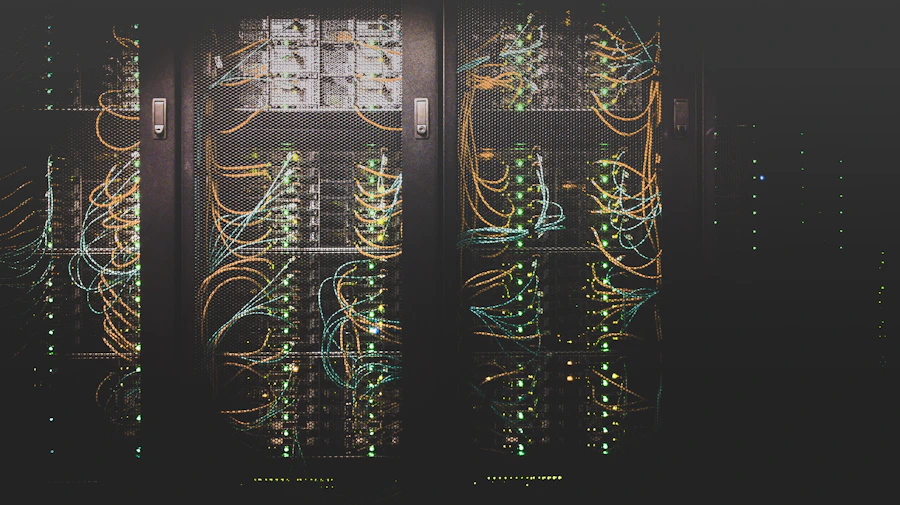 Cabos de rede coloridos ordenados em painel patch panel.